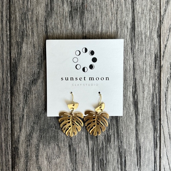 🌼HANDMADE🌼 Brass Monstera Leaf Earrings, Small - Picture 3 of 5